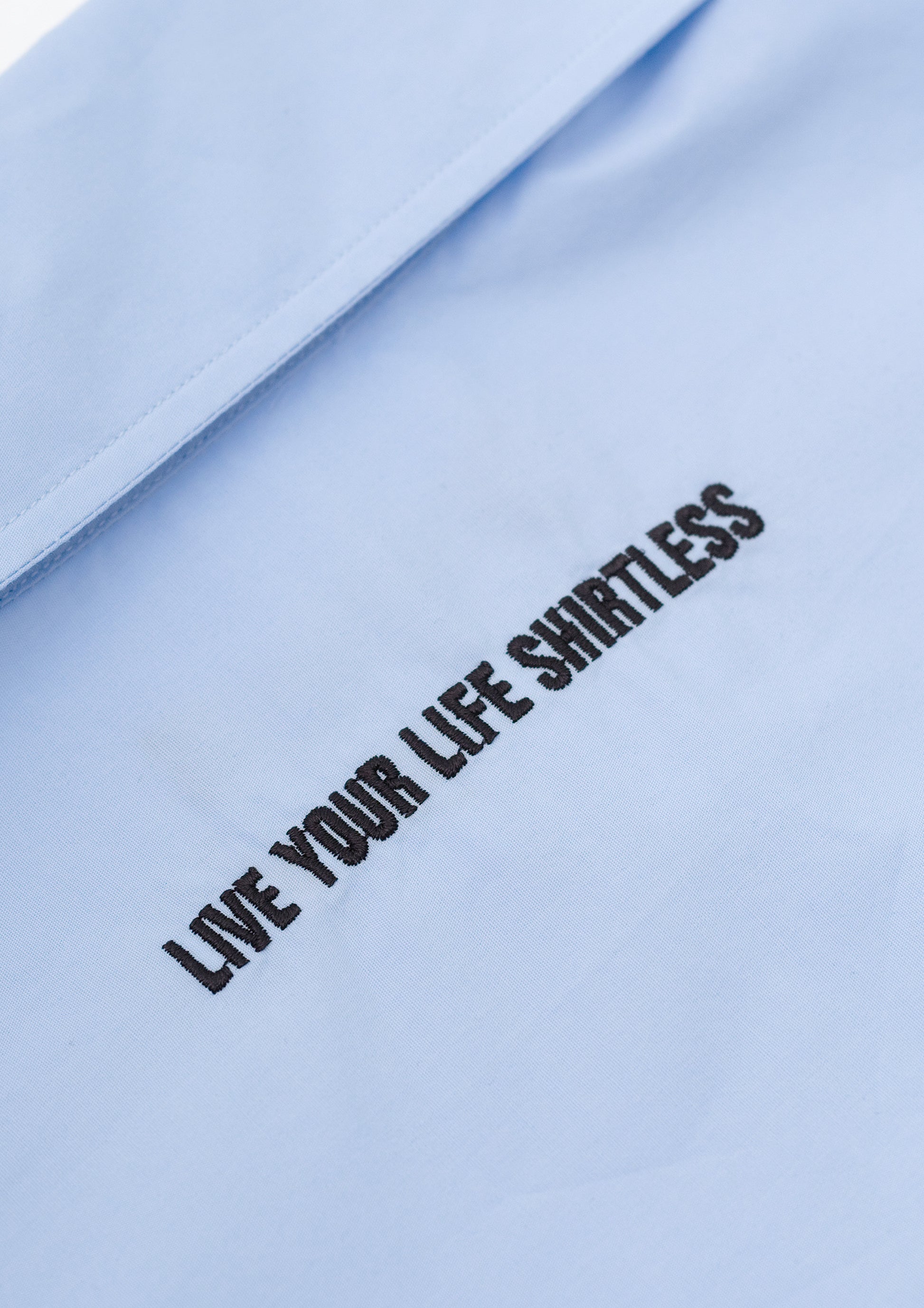 dettaglio_ricamo_camicia_celeste_shirtless