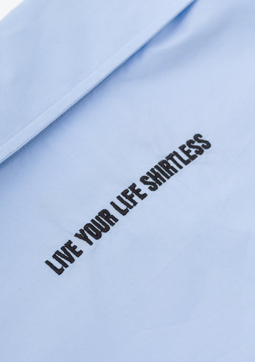 dettaglio_ricamo_camicia_celeste_shirtless